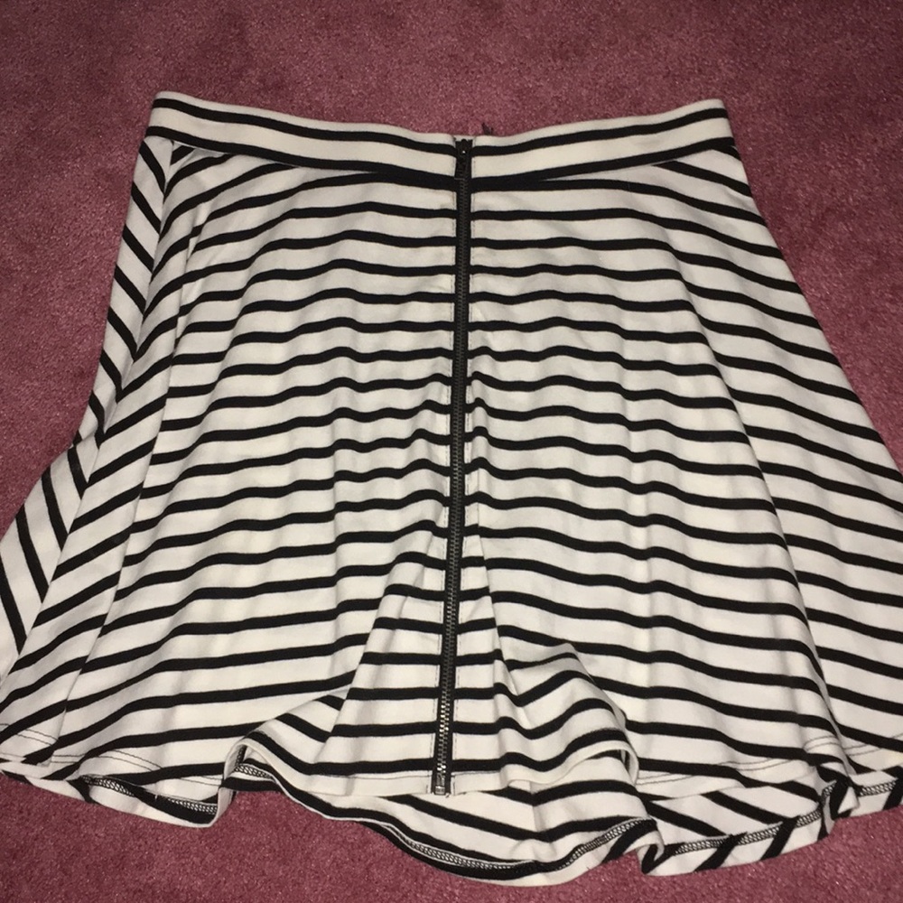 BLACK AND WHITE SKIRT- adorable, with zipper!